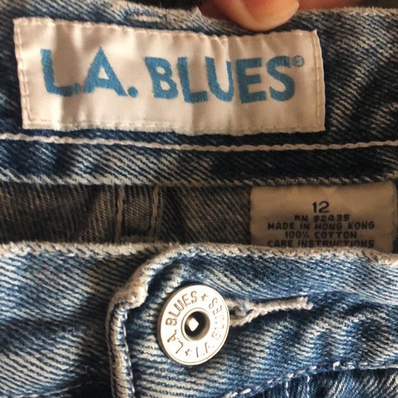 Light Wash Flower Embroidered Jeans - Picture 4 of 4